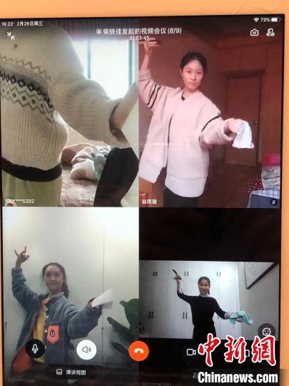 柴軼佳為學生開展直播授課。　柴軼佳提供 攝