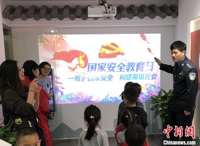 王益民正在給民眾進(jìn)行國家安全教育。(資料圖) 上城區(qū)公安分局 供圖 攝