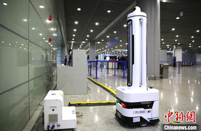 調試中的機器人“小優”。　范文澤 攝